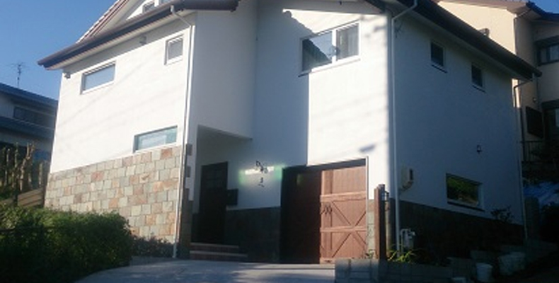 スイス漆喰とガレージのある家。阿久比町のイエ